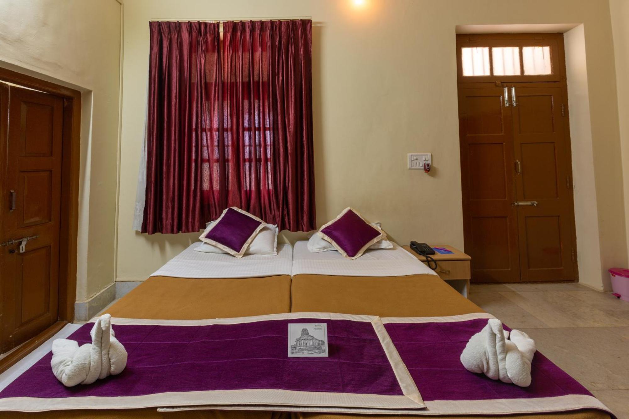 Kstdc Hotel Mayura Chalukya, Badami Extérieur photo