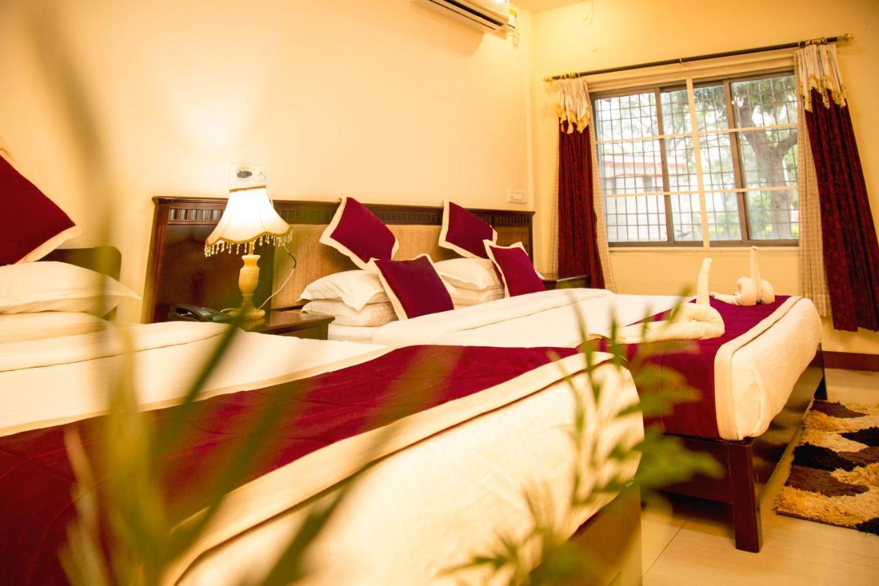 Kstdc Hotel Mayura Chalukya, Badami Extérieur photo