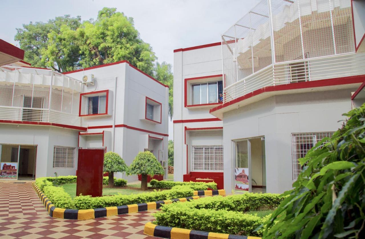 Kstdc Hotel Mayura Chalukya, Badami Extérieur photo