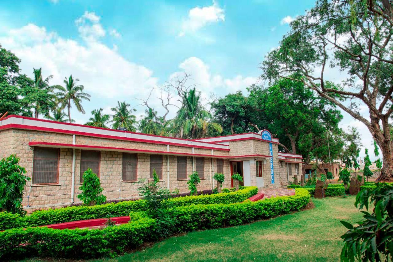 Kstdc Hotel Mayura Chalukya, Badami Extérieur photo
