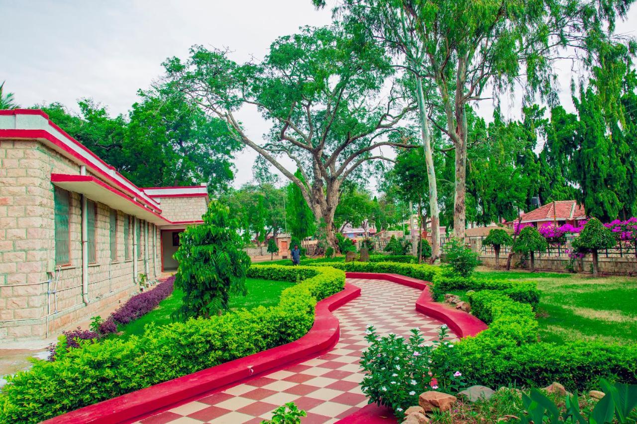 Kstdc Hotel Mayura Chalukya, Badami Extérieur photo