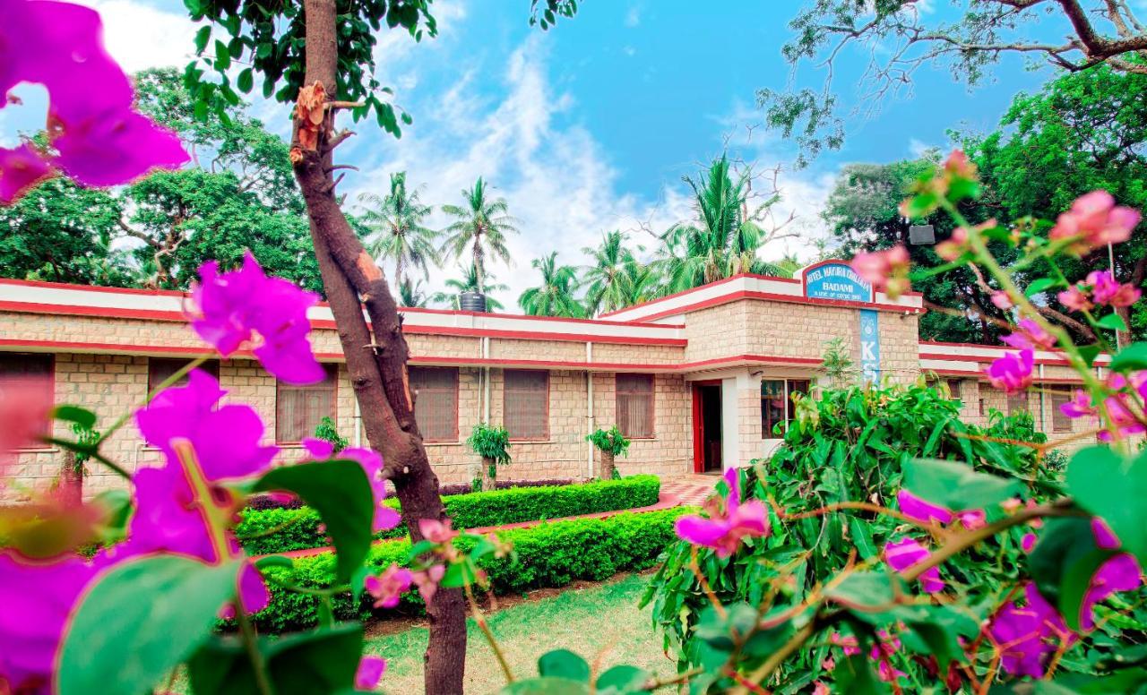 Kstdc Hotel Mayura Chalukya, Badami Extérieur photo